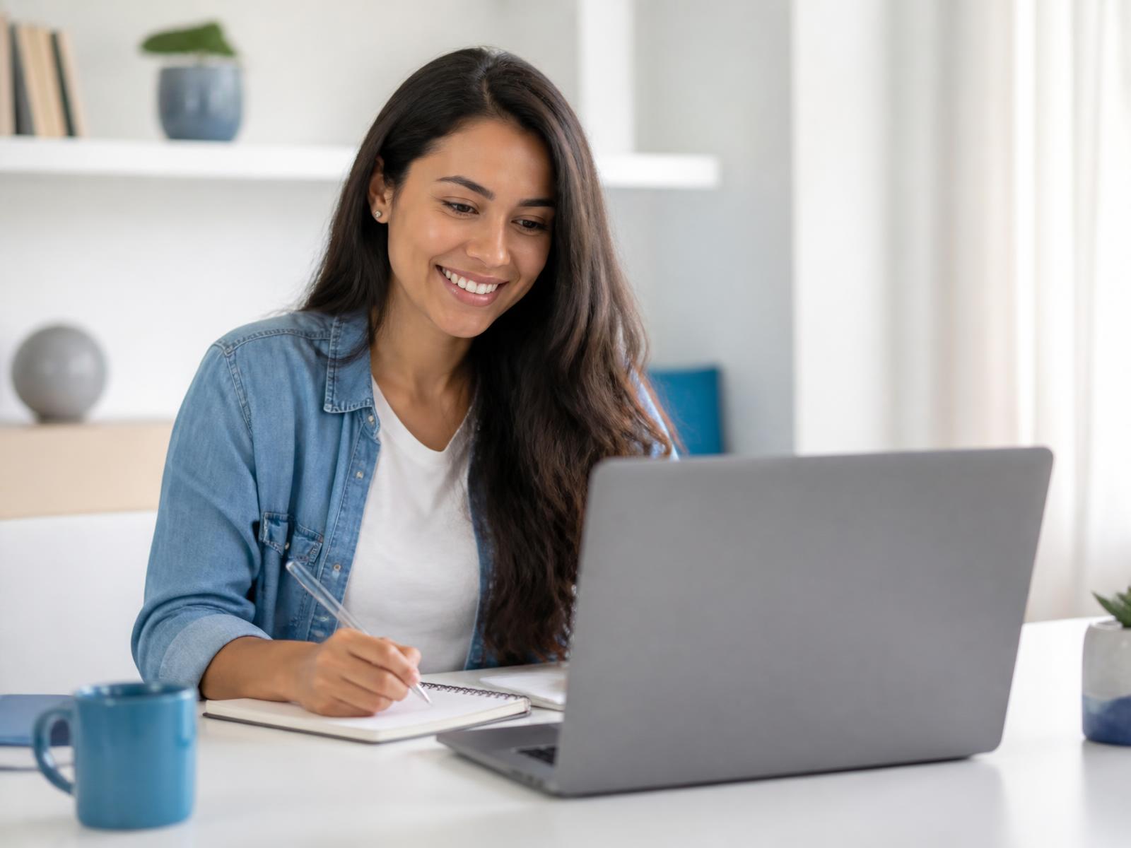 Estudante assistindo a um curso online da PRONT CURSOS no notebook